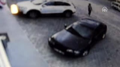 Otomobilin altında kalmaktan 10 saniyeyle kurtuldu