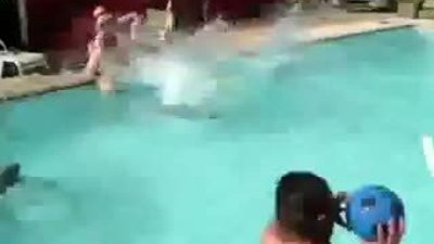 Bir Atladı Havuzun içine Etti