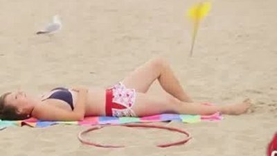 Plajda dart oynayan Kör adam