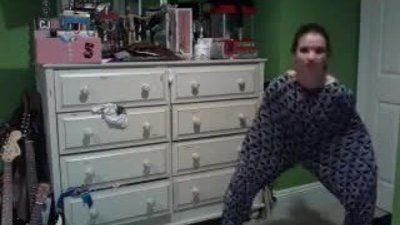 Genç kızdan Garip Dans