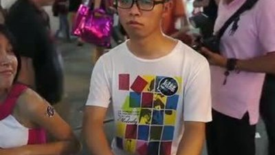 Oyun oynarken seksi kızlar bile dikkatini dağıtamıyor