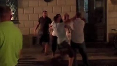 Kendi kendine uçan tekme atan adam