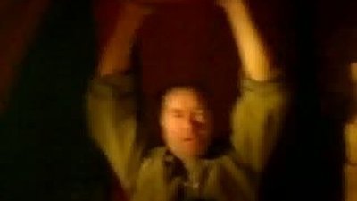 Kafasıyla Tuğla Kırmaya Çalışan Adam