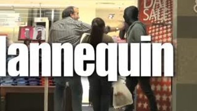 Sahte kukla geçenleri böyle korkuttu