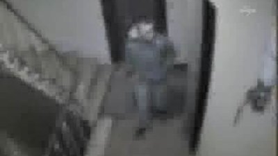 Aile görünümlü hırsızlar güvenlik kamerasında