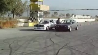Aynı anda iki arabayla drift yapan adam
