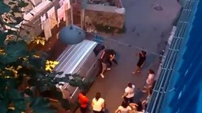 Kavga eden kızları suyla ayırmak