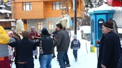 Barhal köyünde kar üstünde Tulum ve horon