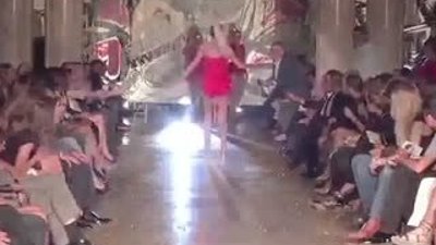 Mankenin Yüksek topuklar ile mücadelesi