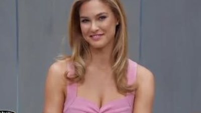 Bar Refaeli'nin ateşli öpüşmesi olay oldu 