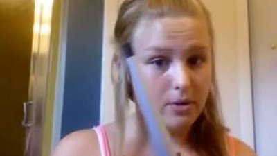 Saçını yaparken yakan kız