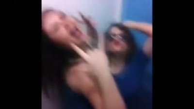 Taner Tarlacı kız arkadaşlarıyla banyoda