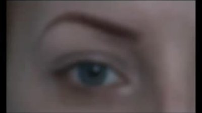 Mavi gözleri ortaya çıkarmak için makyaj adımları