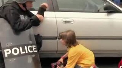 Çocuğun Eline Bomba Vermek