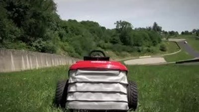 Çim biçme makinesi yarış otomobillerine taş çıkarttı 