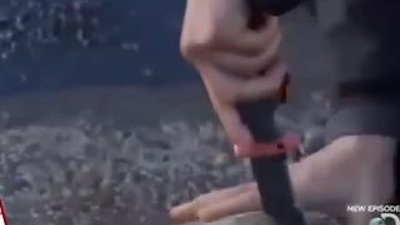 Ölü fokun derisinden elbise yapıp giydi