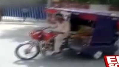 Motosikletiyle drift yapınca herkesi etrafa fırlattı