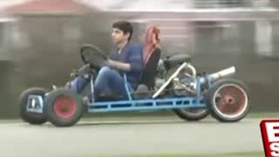 Hurdalıktan topladığı parçalarla kendine araç yaptı