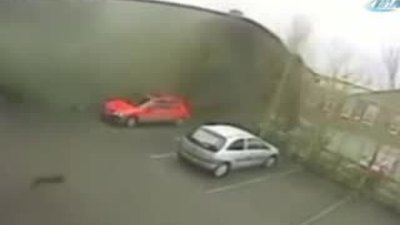 Aşırı rüzgar İngiltere'deki bir evin çatısını uçurdu