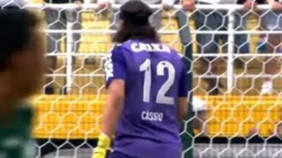 Maçın hakemi Jorge Valdivia ile kafa kafaya çarpışıyor