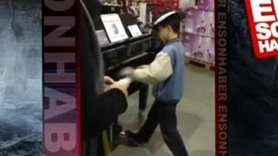Küçük çocuktan piyano resitali 