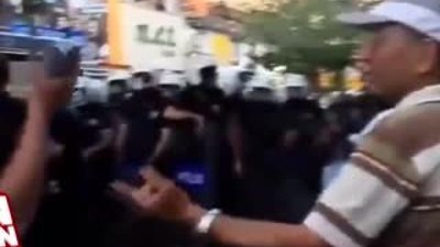 Polisten gaz bombası isteyen yaşlı adam 