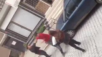 Liseli Kavgasına Müdahale Eden Sokak Abisi