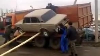 Arabayı ilkel yöntemle kamyondan indirirken düşürdüler