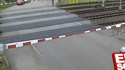 Trenin altında kalmaktan son anda kurtuldu