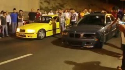 Yarışı kaybetti arabasını tekmeledi