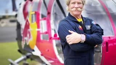 Çılgın pilot Chuck Aaron'un helikopterle yaptığı gösteri