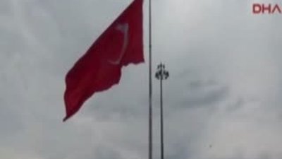 Taksim'deki dev Türk Bayrağı yarıya indirildi