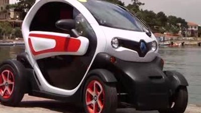 Renault Twizy evdeki prizle şarj oluyor