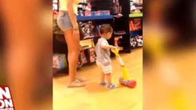 Oyuncak köpek çocuğun aklını aldı