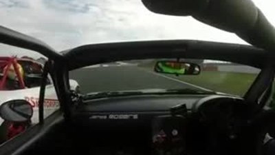 Pilot yarış sırasında rakibinin aynasını kapattı