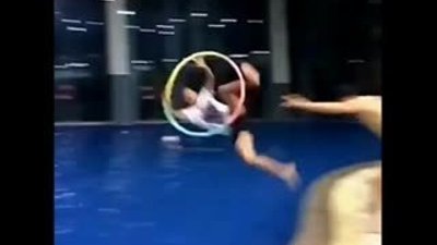 Japon yüzücünün arkadaşına yaptığı sulu şaka