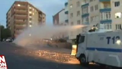 Annesinin yanında polis aracını taşladı