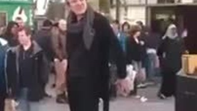 Heykel gibi duran adamı kıpırdatmanın yolu