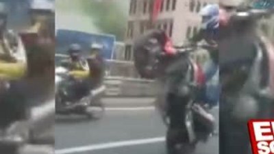 E-5'de akrobatik hareket yapan motosikletçi korkuttu