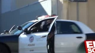 Cansız mankene şiddet uygulayıp polis keklemek