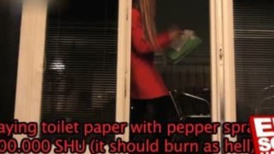 Tuvalet kağıdına biber gazı sıkıp erkek arkadaşını süründürdü