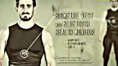 Kendini yılana yedirmeye çalışan adamın görüntüleri