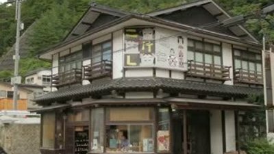 Japon bebekleri Kokeshi'nin yapılışı