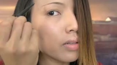 Makyajla kendine yeni yüz yaptı