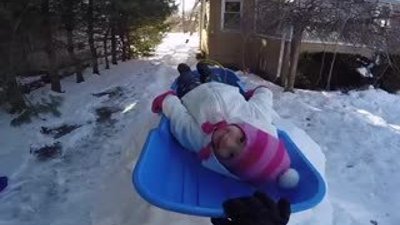 Çocuğuna kayak parkuru yapan baba