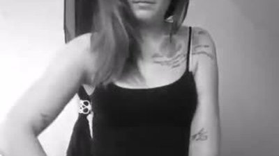 Tek kolu felçli kızın giyim aşaması