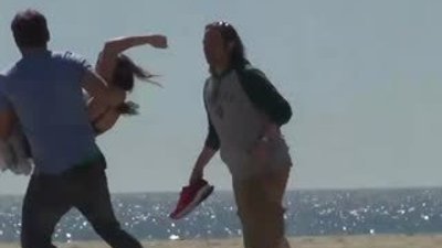 Erkek arkadaşlarının yanında kızları kucaklayıp kaçırmak