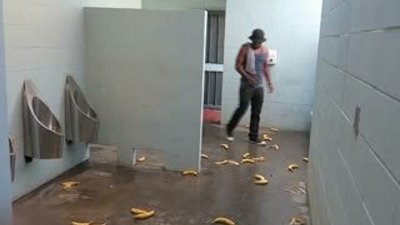 Goril kostümü giyerek tuvalette insanlara saldırmak