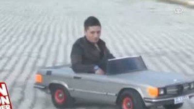 Tek kişilik minyatür Mercedes'ini satıyor