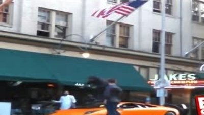 Bisikletiyle Lamborghini'nin üzerinden geçen genç